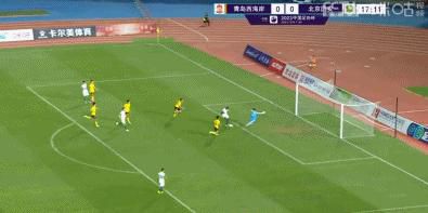 凯特·阿普顿写真花絮性感双胸外露 爱抚亲吻骏马 2013-11-26 近日在加利福利亚，21岁的超模凯特·阿普顿在海滩拍摄写真。