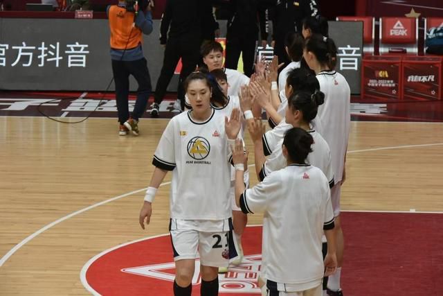 前面两部作品票房均超30亿，让市场看好导演申奥的票房号召力。